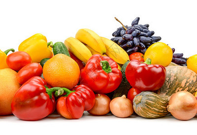 柳树篮中健康蔬菜和水果白底孤立